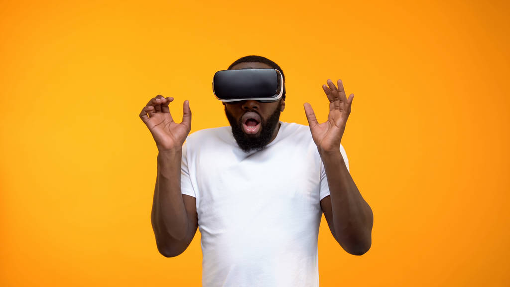 Angst afrikanisch-amerikanischer Mann mit Virtual-Reality-Headset, Simulation, Nahaufnahme - Foto, Bild