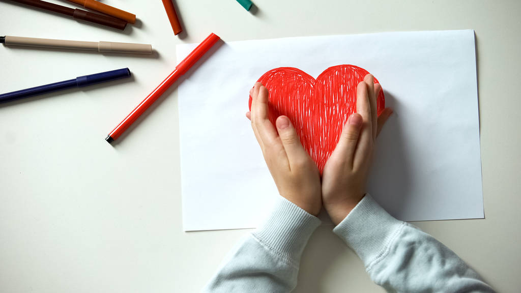 Niño poniendo las manos en la imagen del corazón rojo, la infancia y el amor, concepto de caridad
 - Foto, Imagen