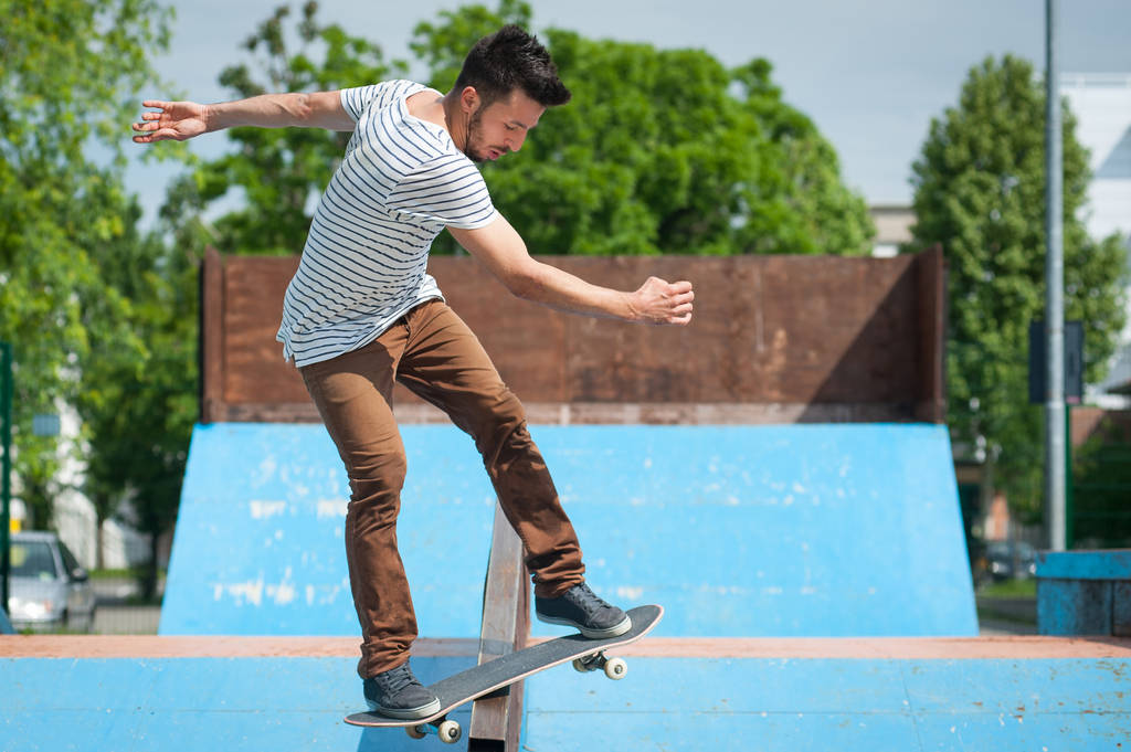 Skateboarder haciendo un truco de skate en skate park
.  - Foto, Imagen