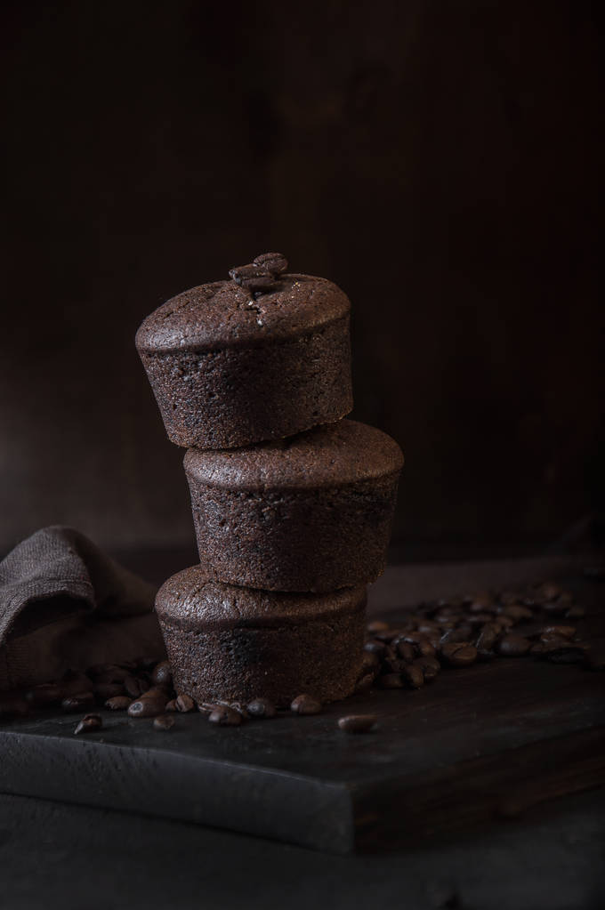 muffin al cioccolato e caffè su uno sfondo di legno scuro
 - Foto, immagini