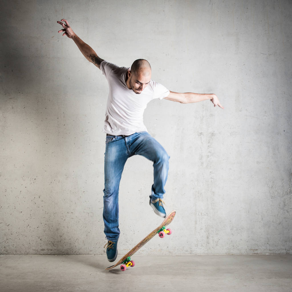 Skateboarder saltando contra la pared de hormigón
.  - Foto, Imagen