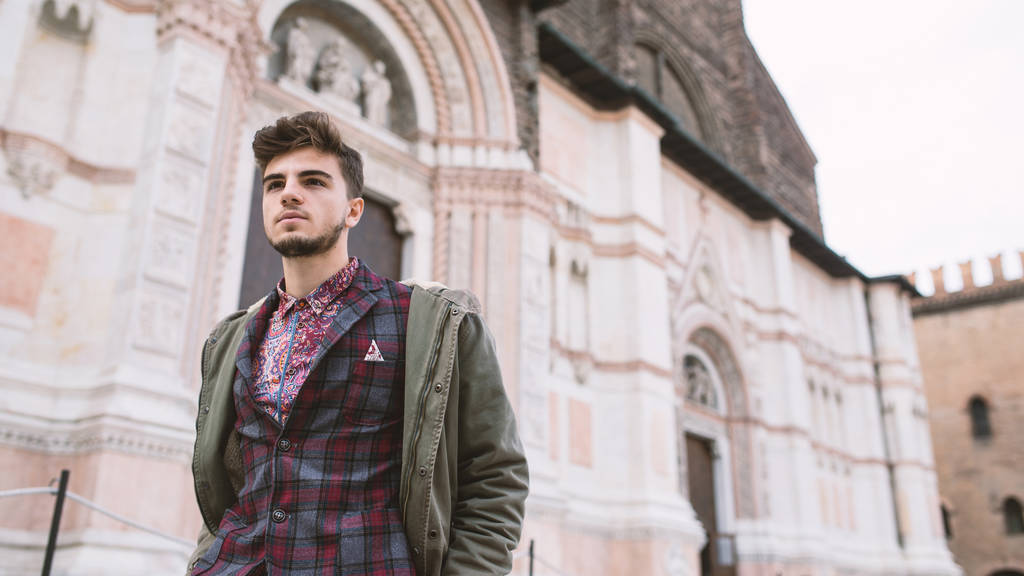 San Petronio Katedrali önünde duran kendinden emin genç adam, Bolonya, İtalya. - Fotoğraf, Görsel