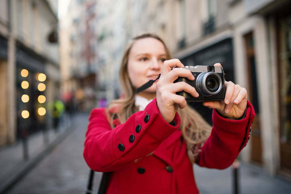 Giovane donna bionda ritratto scattare foto con macchina fotografica nel stre
 - Foto, immagini