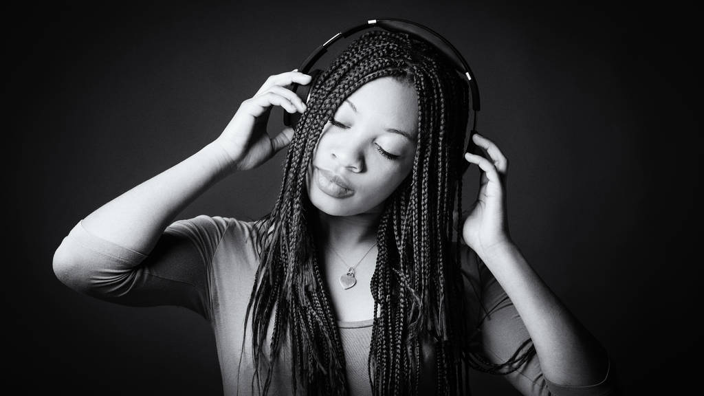 Αφρικανική νεαρή γυναίκα στούντιο πορτρέτο με πλεξούδες ακούγοντας μους - Φωτογραφία, εικόνα