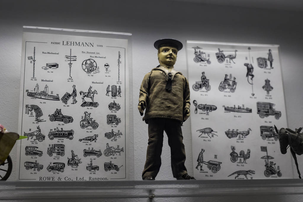 Monachium, Niemcy - 23 listopada 2018: Kolekcja zabawek w muzeum zabawek w wieży ratusza, stworzone przez Ivan Steiger w 1983.  - Zdjęcie, obraz