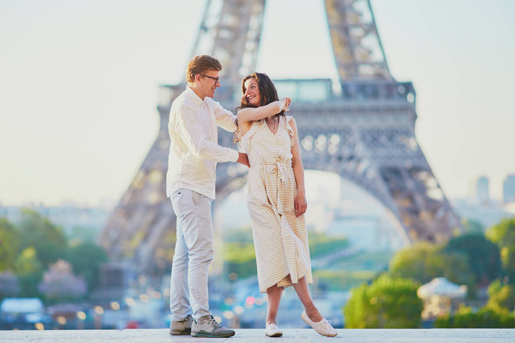 Счастливая романтическая пара в Париже, рядом с Эйфелевой башней
 - Фото, изображение