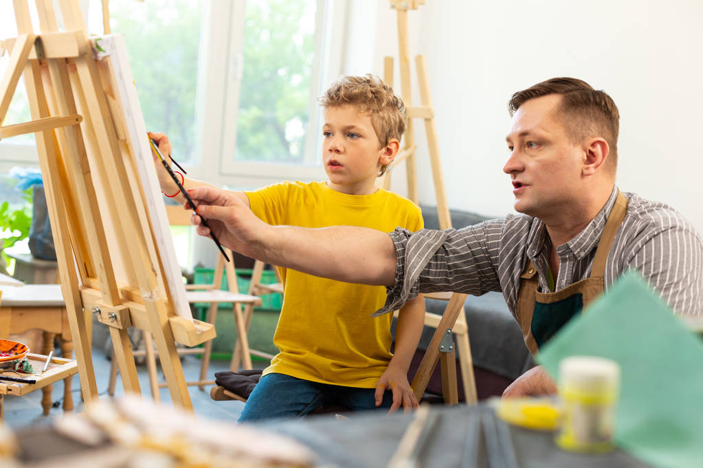 Učitel umění pomáhal jeho roztomilým žákům pracovat s akvarel - Fotografie, Obrázek