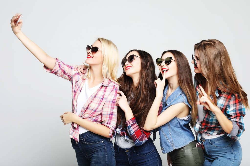 chicas adolescentes felices con teléfono inteligente tomando selfie
 - Foto, Imagen