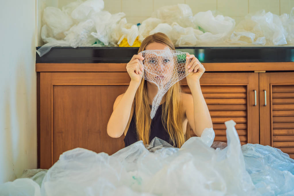 A mulher usou demasiados sacos de plástico que encheram toda a cozinha. Zero conceito de desperdício. O conceito de Dia Mundial do Meio Ambiente - Foto, Imagem