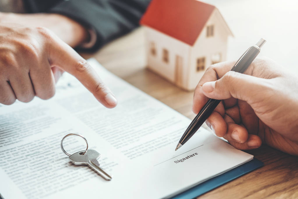 Agent de vente et client signent un contrat, Assurance habitation
  - Photo, image