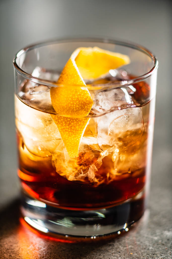 lasillinen cocktailia baarissa, lähikuva
 - Valokuva, kuva