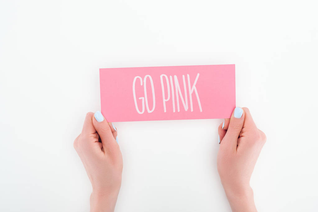 visão parcial da mulher segurando cartão rosa com go rosa lettering no fundo branco
 - Foto, Imagem