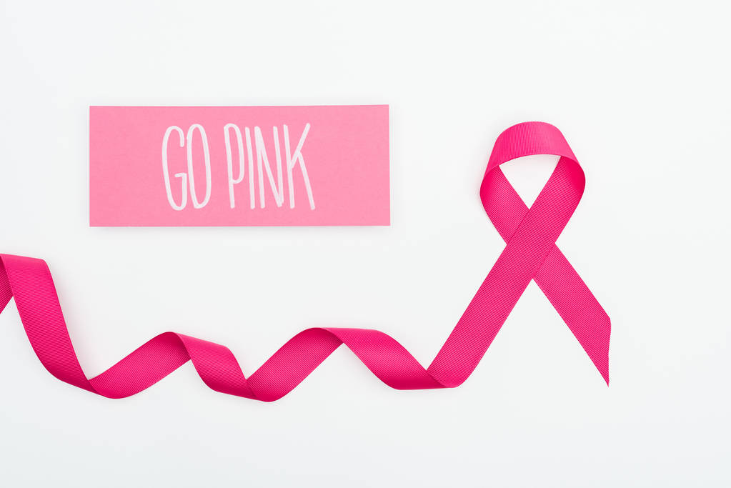 вид зверху на криволінійну стрічку раку молочної залози та листівку з рожевою плямою на білому тлі
 - Фото, зображення