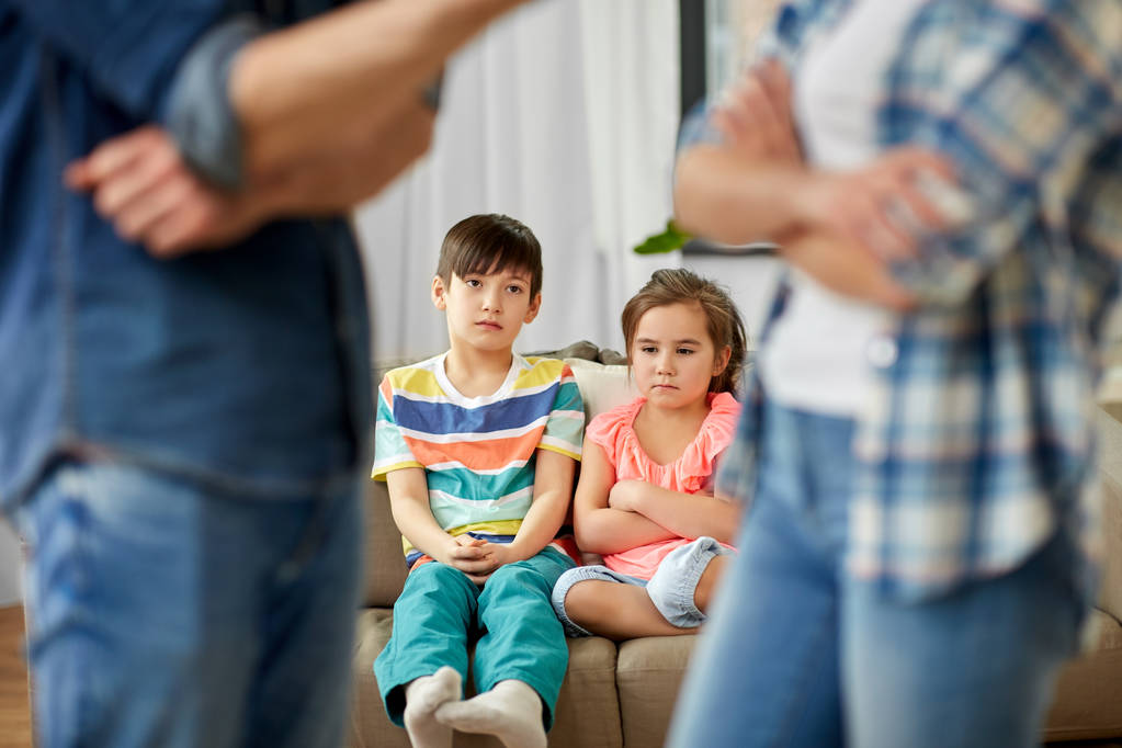 děti pozorující své rodiče v pohádání doma - Fotografie, Obrázek