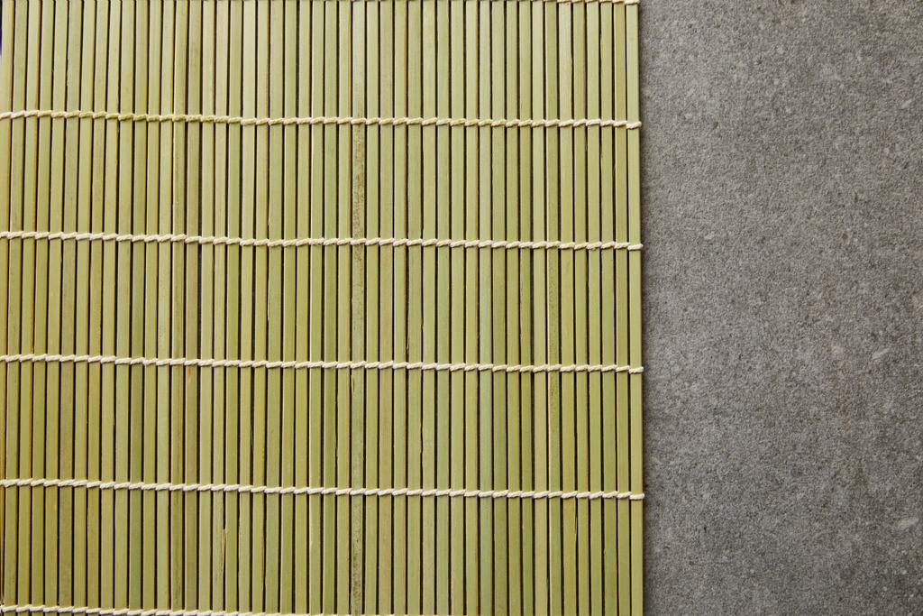 vista dall'alto del tappetino in bambù sulla superficie in pietra
 - Foto, immagini