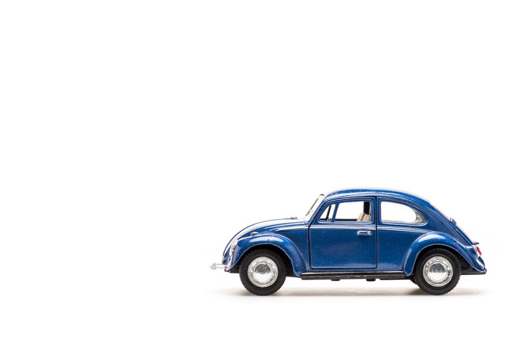 coche de juguete azul en blanco con espacio de copia
 - Foto, imagen