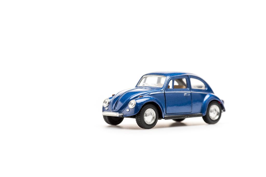 blauwe speelgoed auto op wit met Kopieer ruimte - Foto, afbeelding