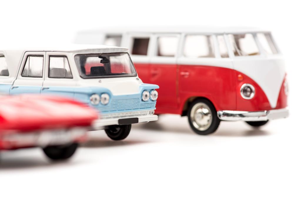 foco seletivo de carros de brinquedo e ônibus em branco
 - Foto, Imagem