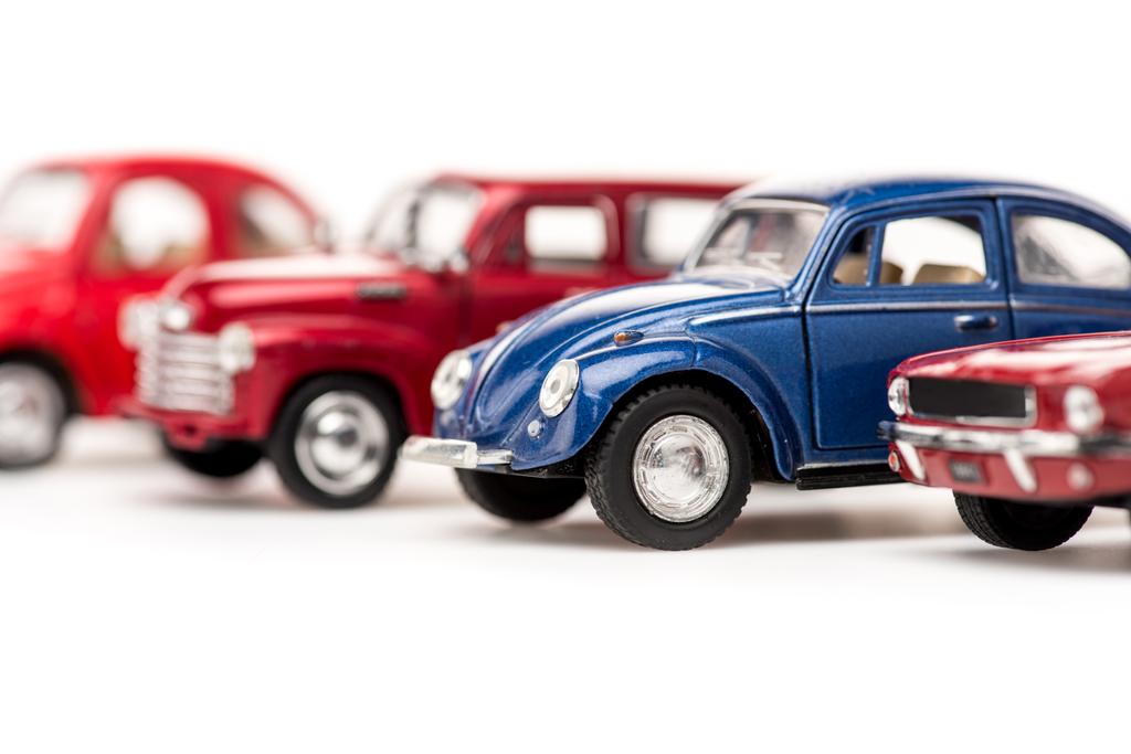 Selektiver Fokus bunter Spielzeugautos auf Weiß - Foto, Bild