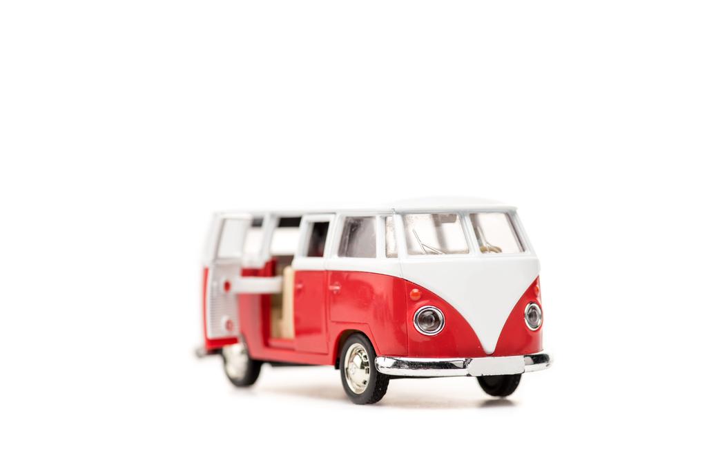 селективное фокусирование красной игрушечной шины на белом с местом для копирования
 - Фото, изображение