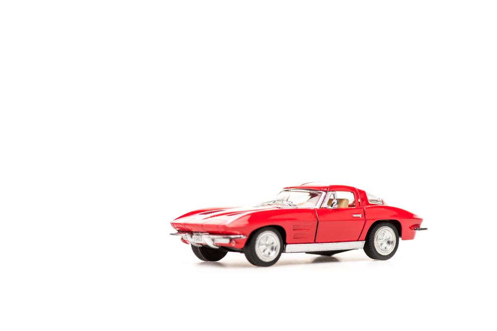 rode speelgoed auto op wit met Kopieer ruimte - Foto, afbeelding