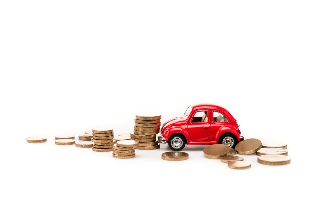beyaz kırmızı oyuncak araba ve altın sikkeler - Fotoğraf, Görsel
