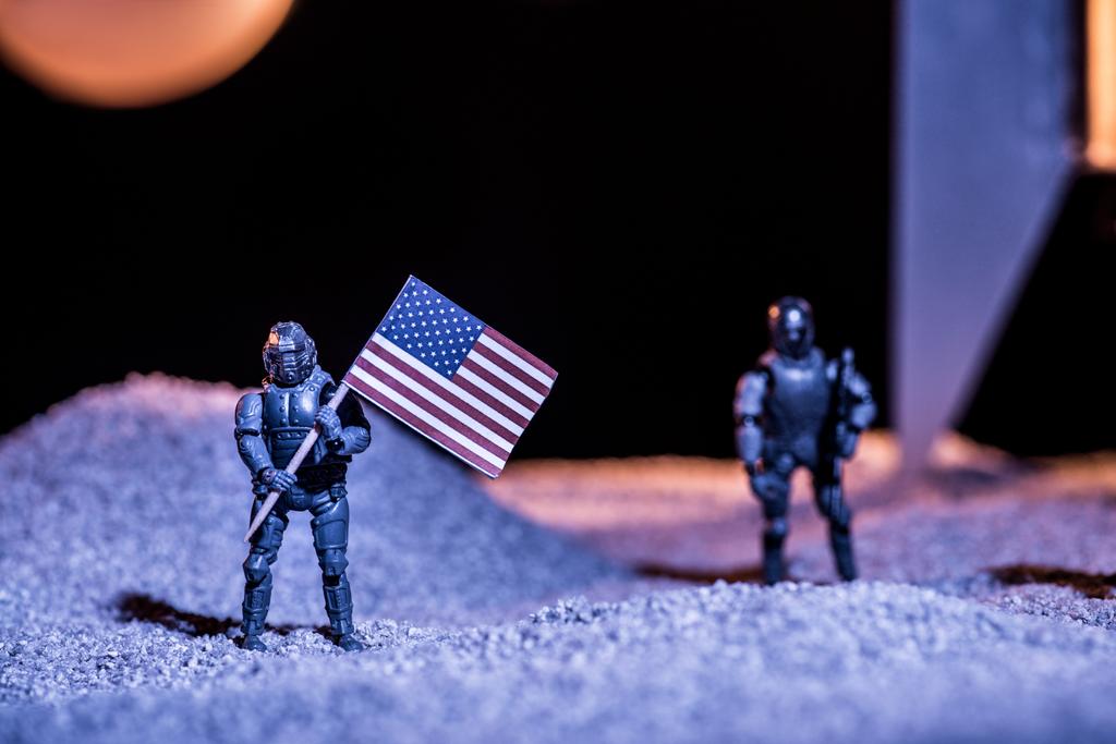 foyer sélectif des astronautes jouet tenant drapeau américain dans l'espace
  - Photo, image