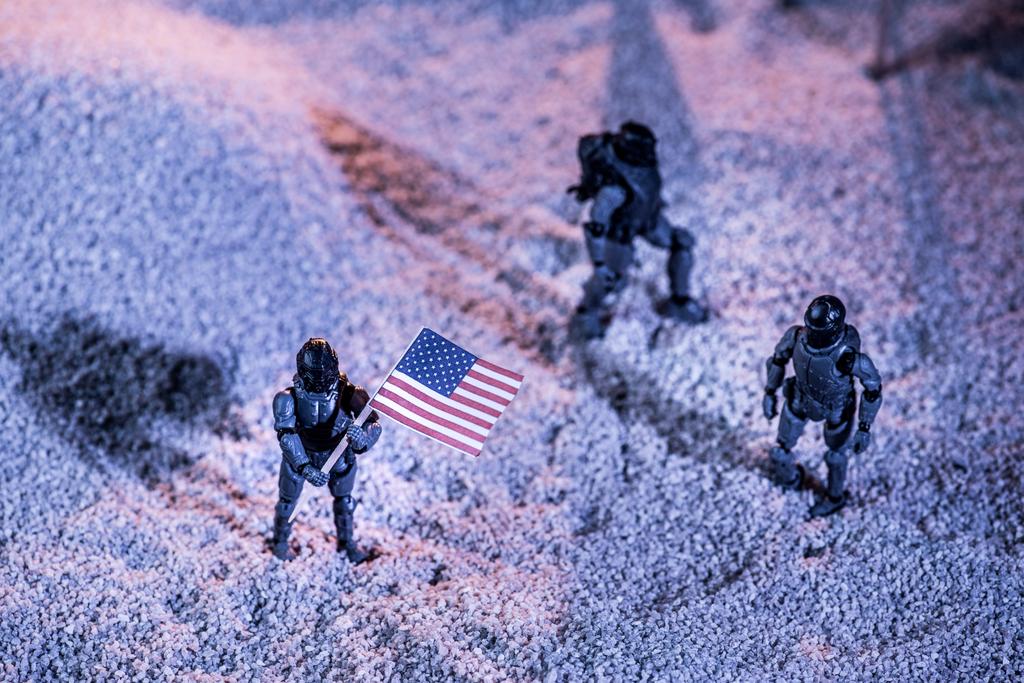 visão aérea de astronautas de brinquedo com bandeira americana no planeta cósmico
 - Foto, Imagem