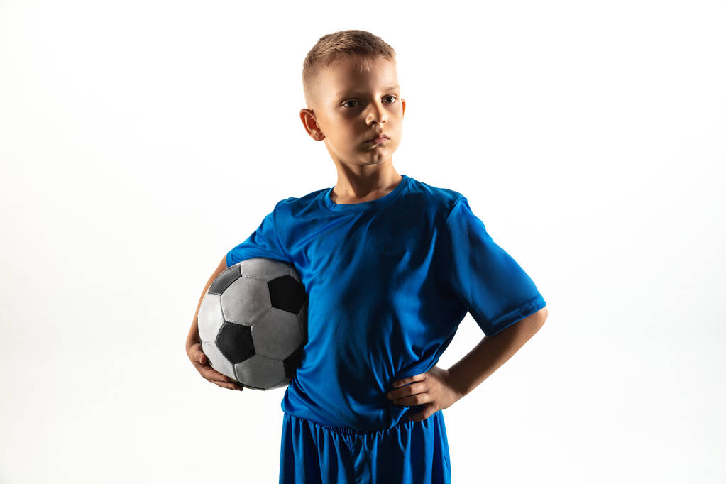白いスタジオの背景にサッカーやサッカー選手としての若い男の子 - 写真・画像