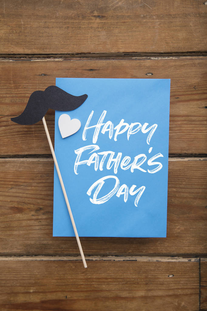 Carte du jour des Pères heureux avec moustache en papier et coeurs d'amour
 - Photo, image