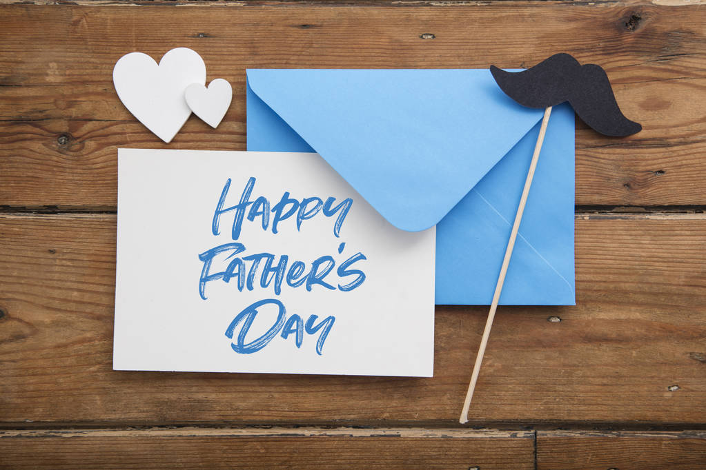 Cartão de Dia dos Pais Felizes e envelope com bigode e corações de amor
 - Foto, Imagem