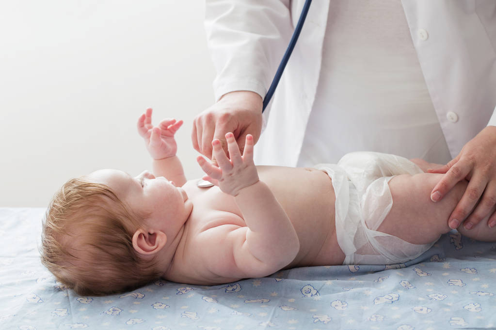 lääkäri kuuntelee pientä lasta stetoskoopilla
 - Valokuva, kuva
