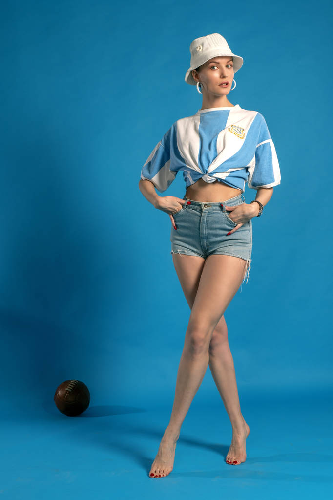 Menina na Argentina camisa de futebol nacional
 - Foto, Imagem