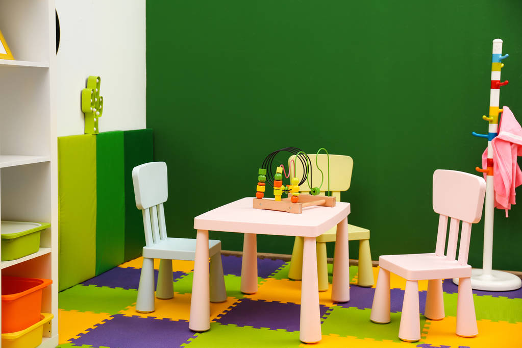 Стильный интерьер игровой комнаты со столом и стульями
 - Фото, изображение