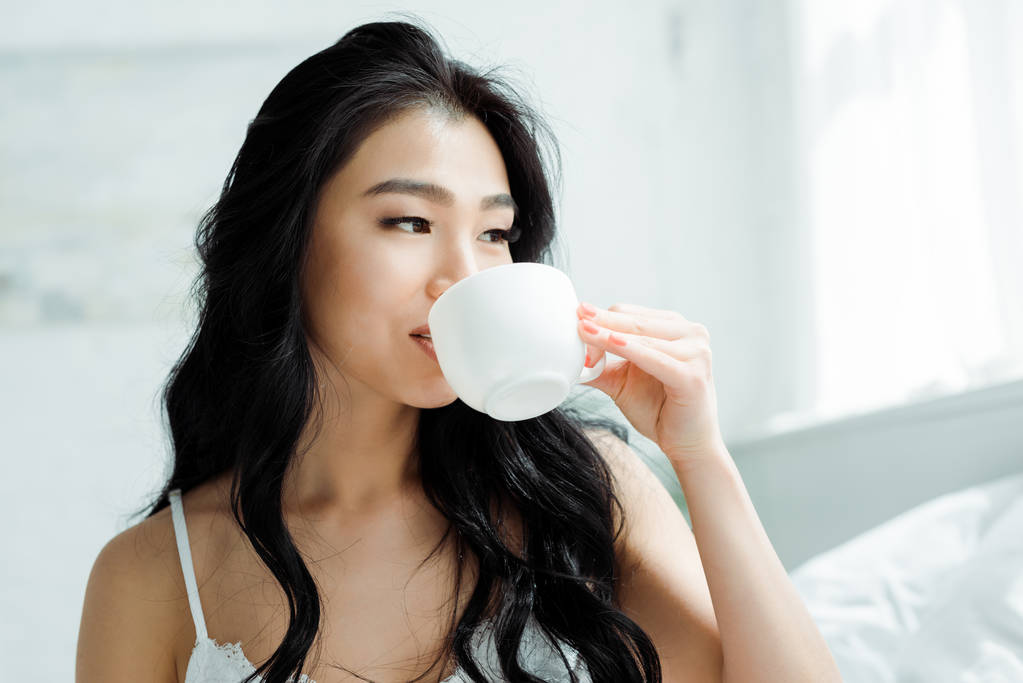 atraktivní bruneta Thajská žena konzumní čaj doma  - Fotografie, Obrázek