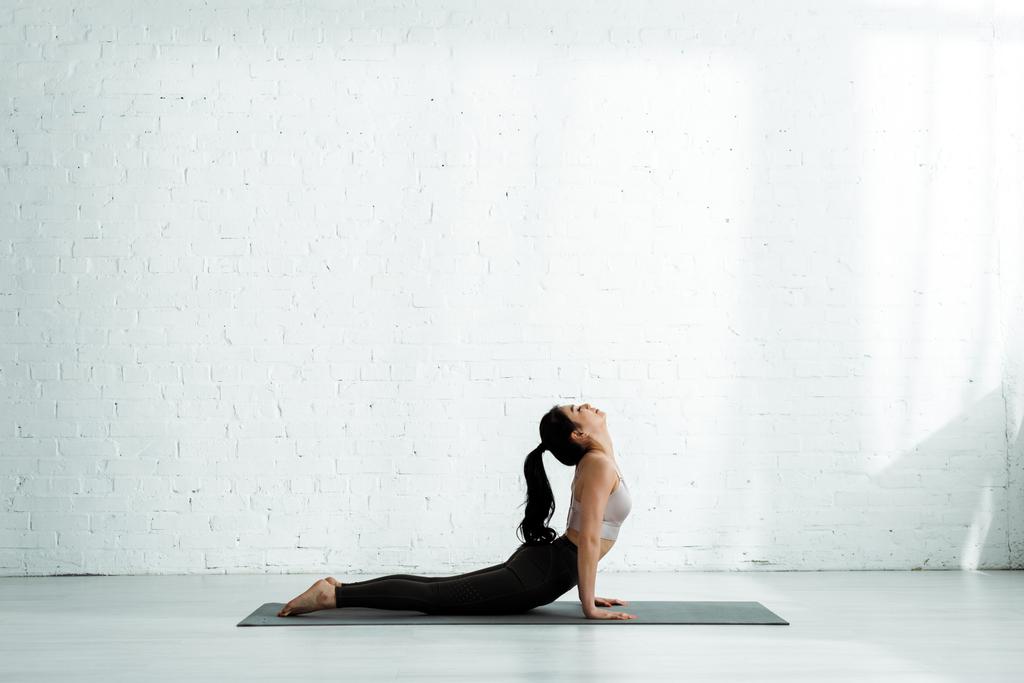 гарна тайська жінка робить вправи на йога килимок
  - Фото, зображення