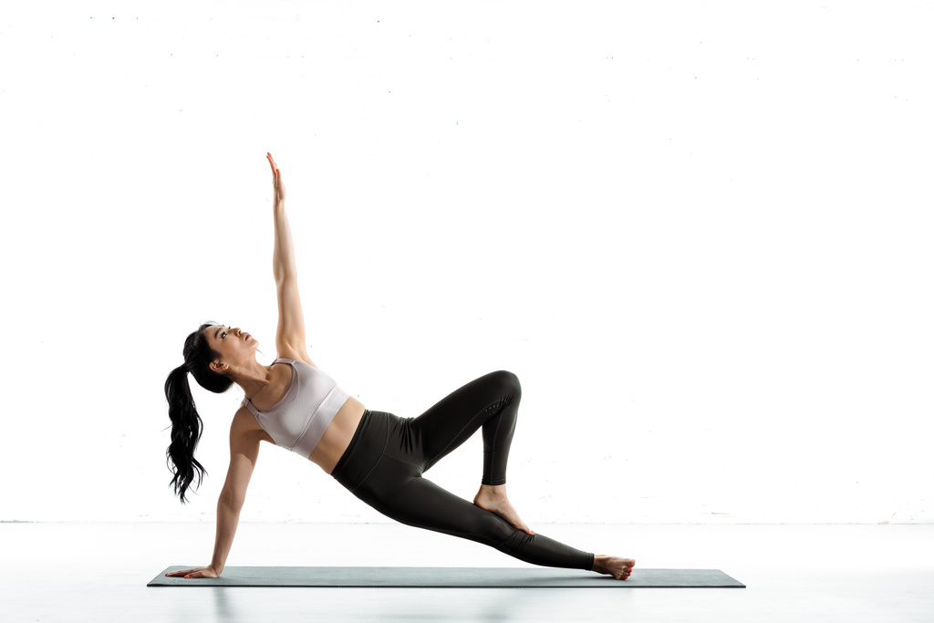 asiático mujer con descalzo haciendo ejercicio en blanco
 - Foto, Imagen