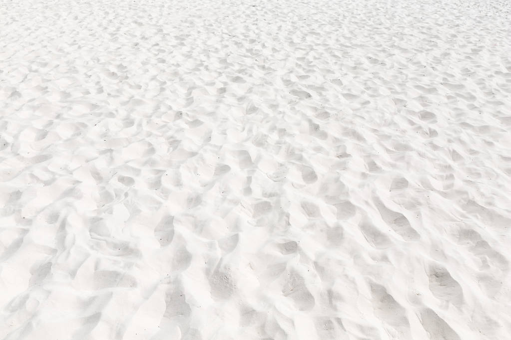 Idealna Biała piaszczysta plaża w letnim słońcu dla tła. - Zdjęcie, obraz