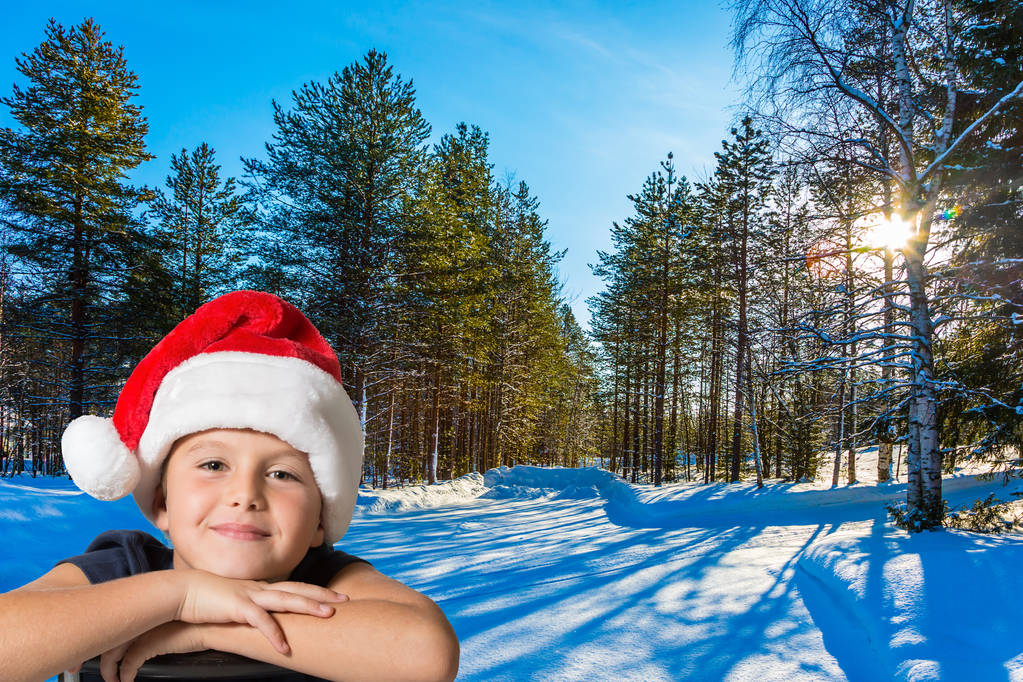 Garçon dans un chapeau rouge Père Noël est souriant
  - Photo, image