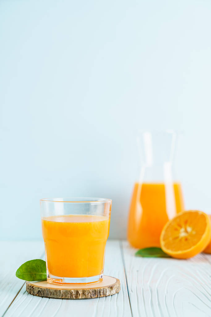 木材の背景の新鮮なオレンジ ジュース - 写真・画像