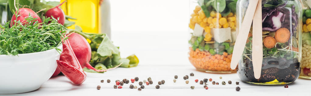 白、パノラマショットに隔離された木製のカトラリーとガラス瓶の新鮮な野菜サラダ - 写真・画像