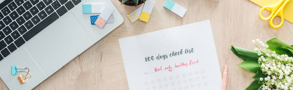 vista panorâmica da lista de desafio de 100 dias, artigos de papelaria e laptop na mesa de madeira
 - Foto, Imagem