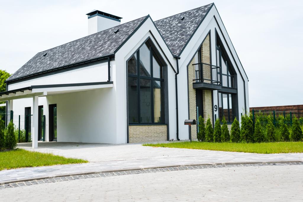 nova casa moderna e de luxo com janelas e portas perto de grama verde
  - Foto, Imagem