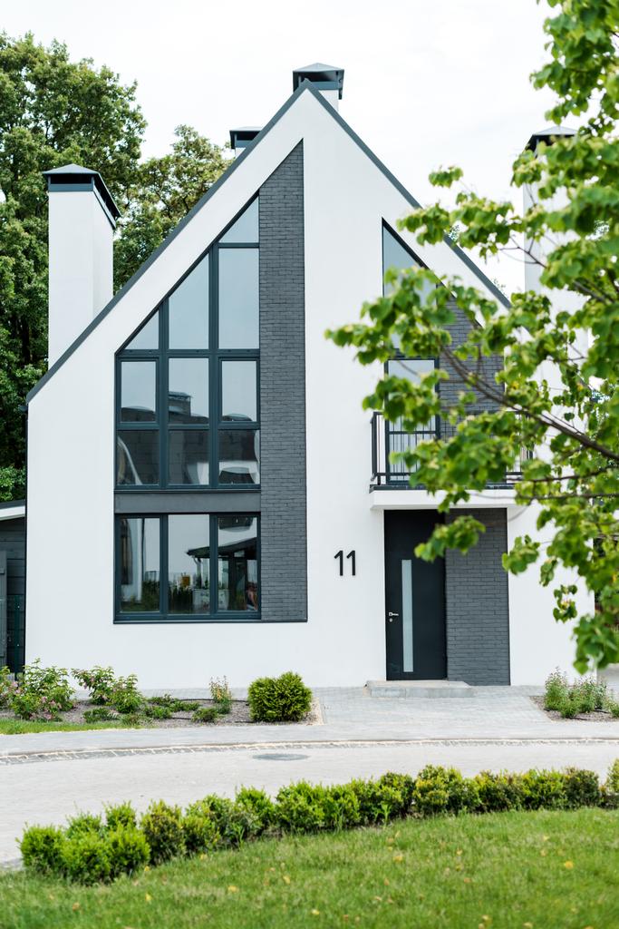 yeni modern ve lüks evin yakınında yeşil çim seçici odak  - Fotoğraf, Görsel