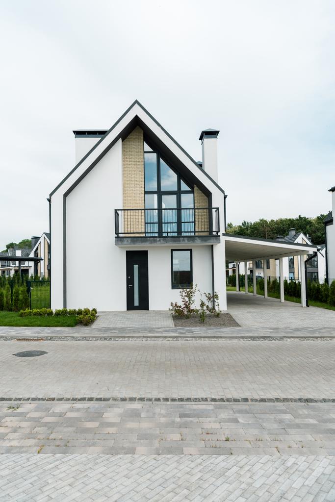 зеленая трава и растения рядом с новым современным и роскошным домом
  - Фото, изображение