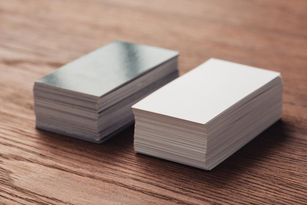 pinot tyhjä valkoinen ja musta käyntikortteja puinen pöytä
 - Valokuva, kuva