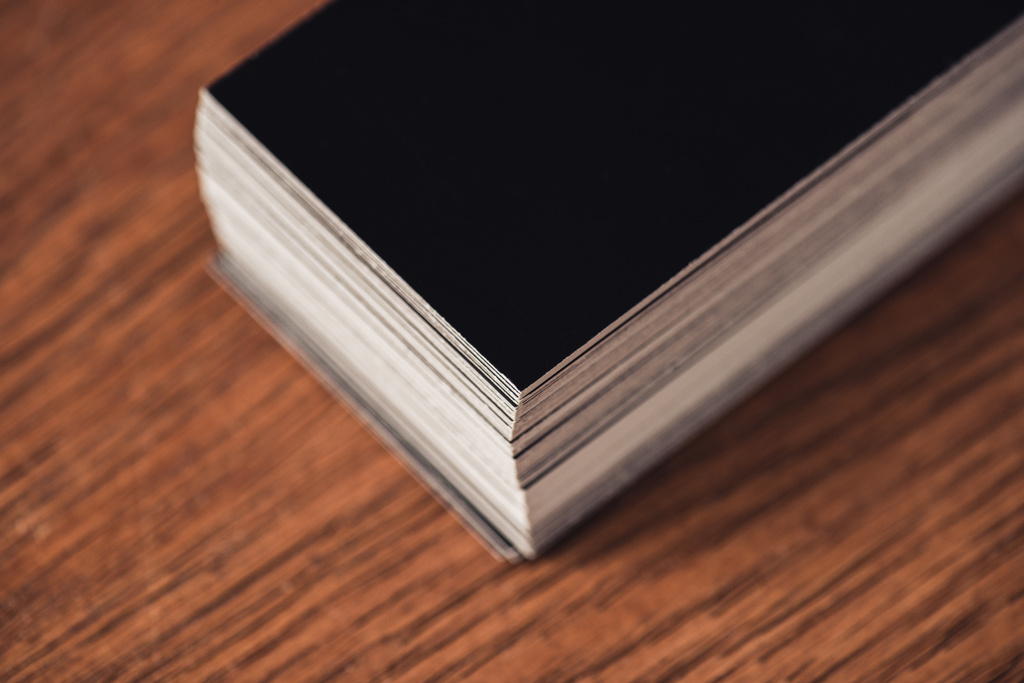 στοίβα από μαύρες κενές επαγγελματικές κάρτες σε καφέ ξύλινο επιτραπέζιο - Φωτογραφία, εικόνα
