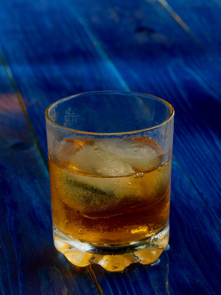 Egy pohár erős, jeges alkohollal, átlátszó üveggel - Fotó, kép