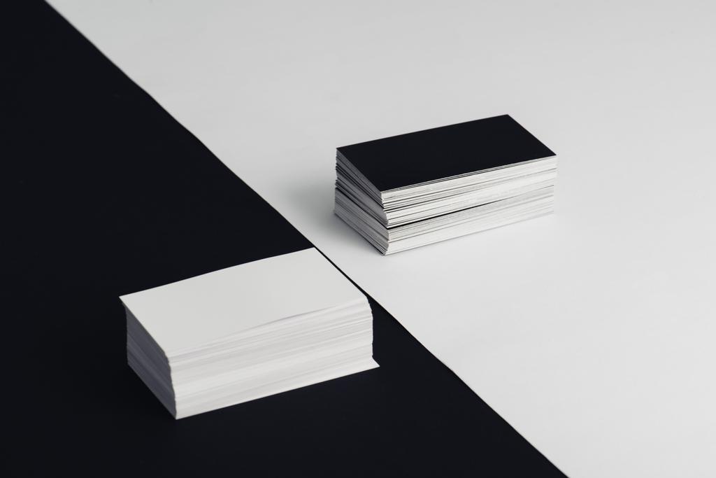 pilas de tarjetas de visita vacías blancas y negras sobre fondo blanco y negro
 - Foto, imagen