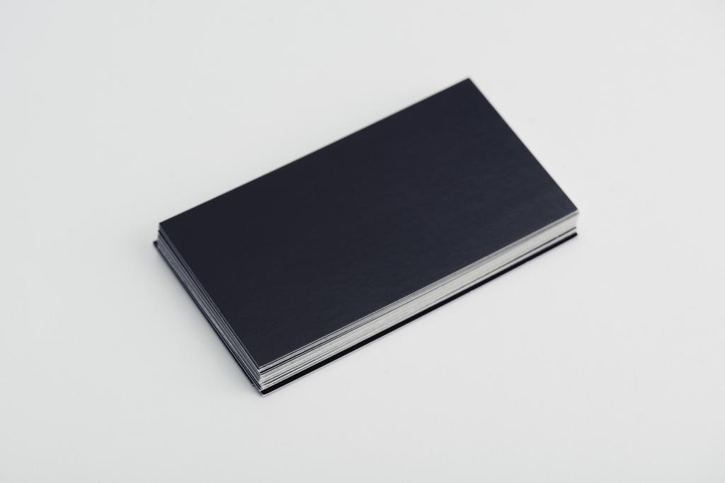 beyaz arka plan üzerine yığılmış siyah boş kartvizitler - Fotoğraf, Görsel